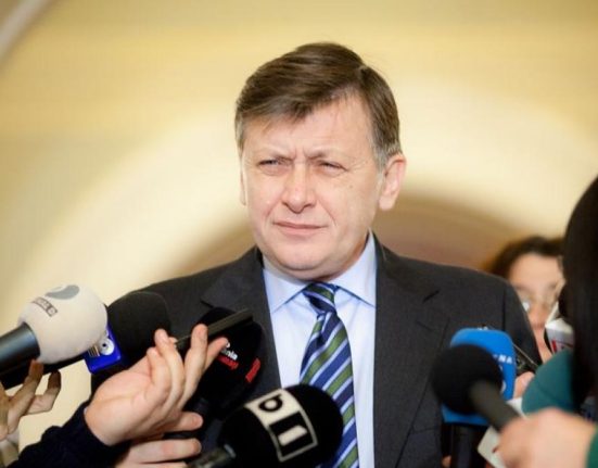Crin Antonescu avertizeaza despre propagarea conspiratiilor in Romania