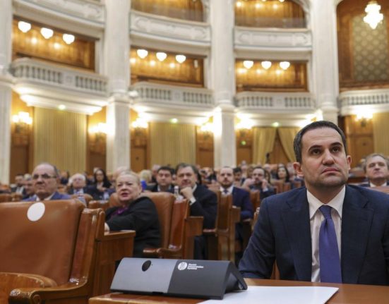 Nemultumire in Parlament din cauza concedierilor Angajatii Camerei Deputatilor protesteaza si merg la Ciprian Serban