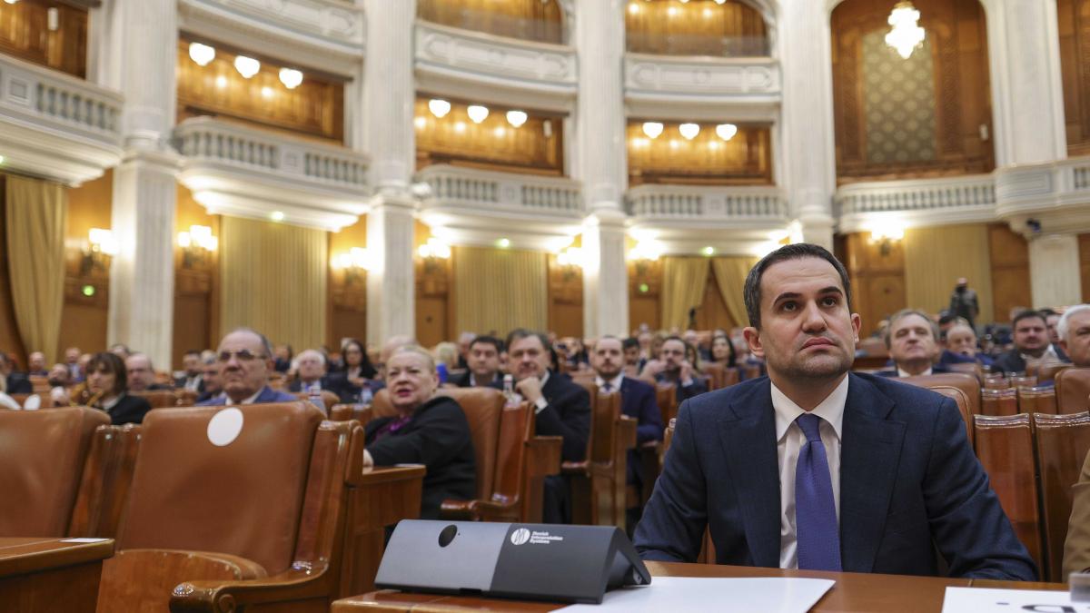 Nemultumire in Parlament din cauza concedierilor Angajatii Camerei Deputatilor protesteaza si merg la Ciprian Serban