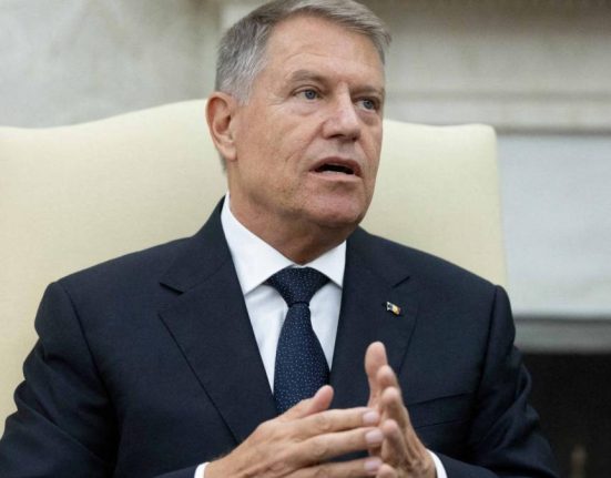 Parlamentarii Opozitiei au strans semnaturi pentru suspendarea lui Iohannis