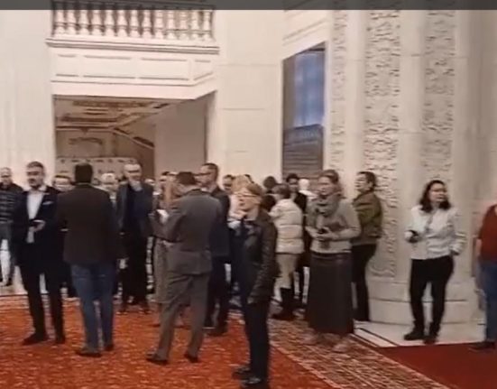 Protest fara precedent in Senat Angajatii concediati au confruntat pe Ilie Bolojan care i a dat in judecata
