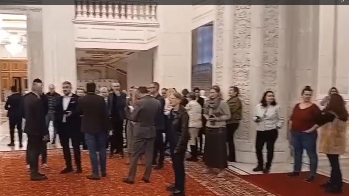 Protest fara precedent in Senat Angajatii concediati au confruntat pe Ilie Bolojan care i a dat in judecata