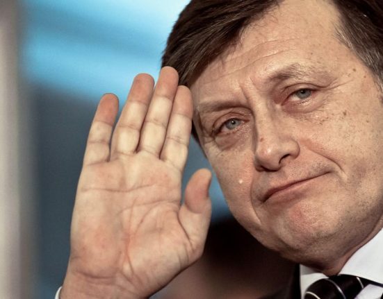 Surse Cei 7 care il pot lasa pe Crin Antonescu fara candidatura Pe cine testeaza PSD si PNL