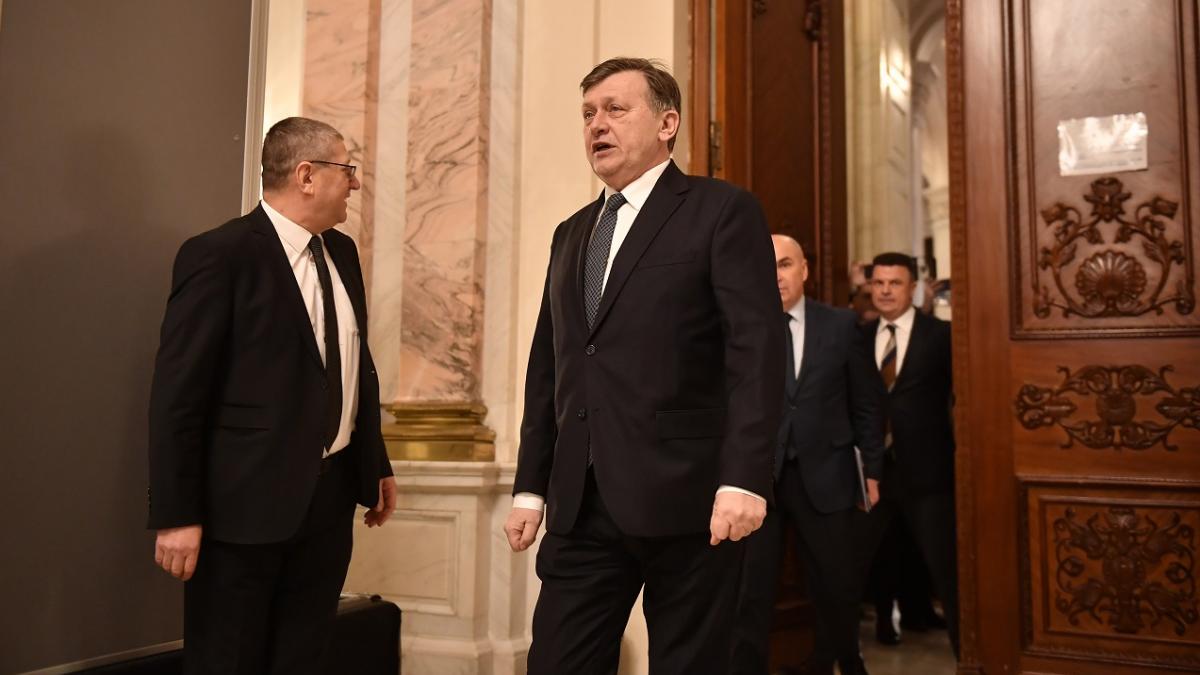 Crin Antonescu doreste reglementarea retelelor sociale Ma deranjeaza posibilitatea falsificarii si instigarii la orice