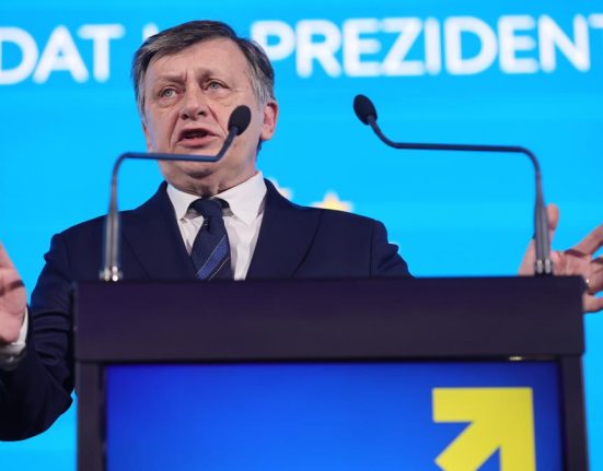 Crin Antonescu solicita convocarea CSAT O tara nu se apara cu mainile n san