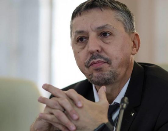 Daniel David Planurile cadru liceale aprobate in mai Cand vor folosi elevii noile manuale