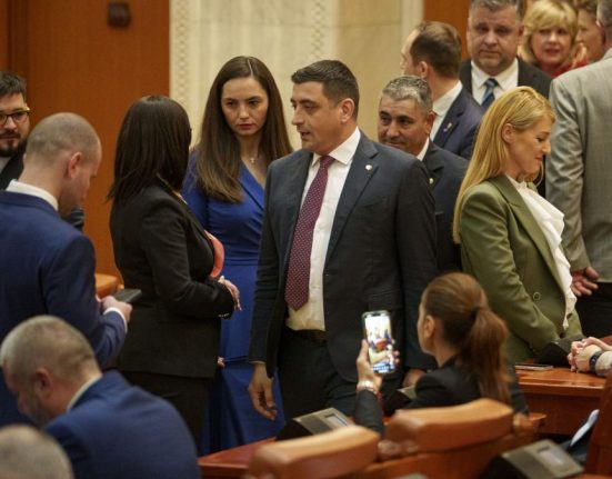 George Simion face scandal in Parlament Cele mai potrivite de eliminat din sectorul public sunt amantele voastre