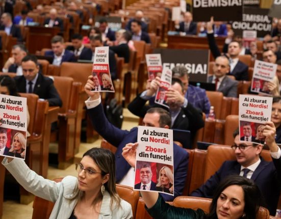 Huiduieli si pancarte la dezbaterea din Parlament Simt ca sunt pe Arena Nationala Ciolacu a prezentat bugetul pentru 2025