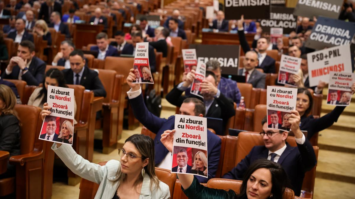 Huiduieli si pancarte la dezbaterea din Parlament Simt ca sunt pe Arena Nationala Ciolacu a prezentat bugetul pentru 2025