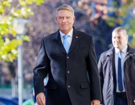 Presiune crescuta pe Klaus Iohannis pentru retragere