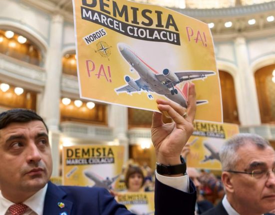 SOS si AUR au semnaturile pentru motiunea contra Guvernului