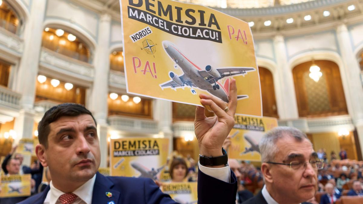 SOS si AUR au semnaturile pentru motiunea contra Guvernului