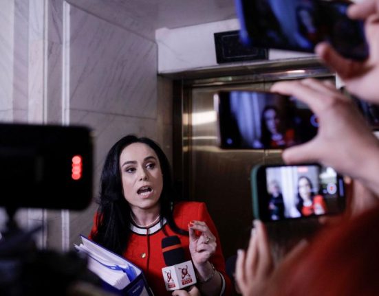 Simona Bucura Oprescu fuge prin Parlament evitand intrebarile despre ajutoare