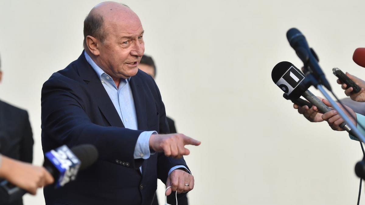 Traian Basescu il critica pe Klaus Iohannis Un act de lasitate