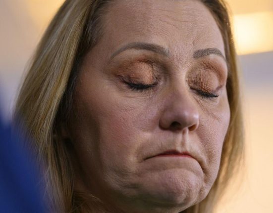 patru stai jos urmatorul sezi bland o intrebare pusa de elena lasconi pe facebook a provocat un val de ironii la adresa sa