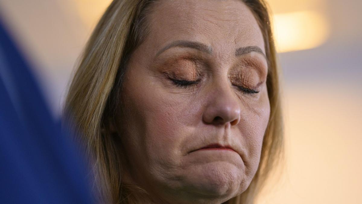 patru stai jos urmatorul sezi bland o intrebare pusa de elena lasconi pe facebook a provocat un val de ironii la adresa sa