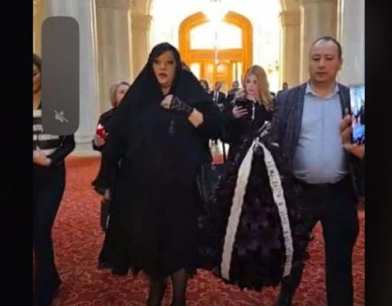 Circ in Parlament Sosoaca in doliu a intrat peste CCR