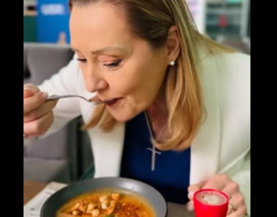 Elena Lasconi s a filmat mancand supa cu panselute A fost o supa prezidentiala
