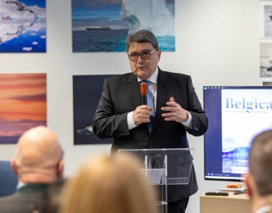 Emil Hurezeanu la inaugurarea sediului Sectiei Consulare