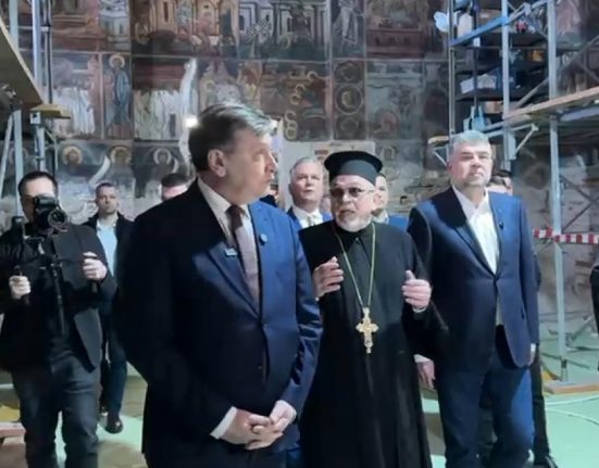 Inaintea intalnirilor politice Ciolacu si Antonescu la manastire cu IPS Calinic