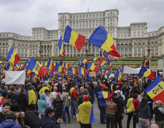 Incidente la mitingul lui Georgescu Jandarmii scot un legionar si un protestatar violent