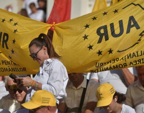 Parlamentarii AUR revin la sedinte purtand banderole albe