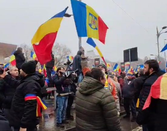 Protestatarii chemati de Calin Georgescu si AUR au blocat traficul la Universitate in centrul Bucurestiului