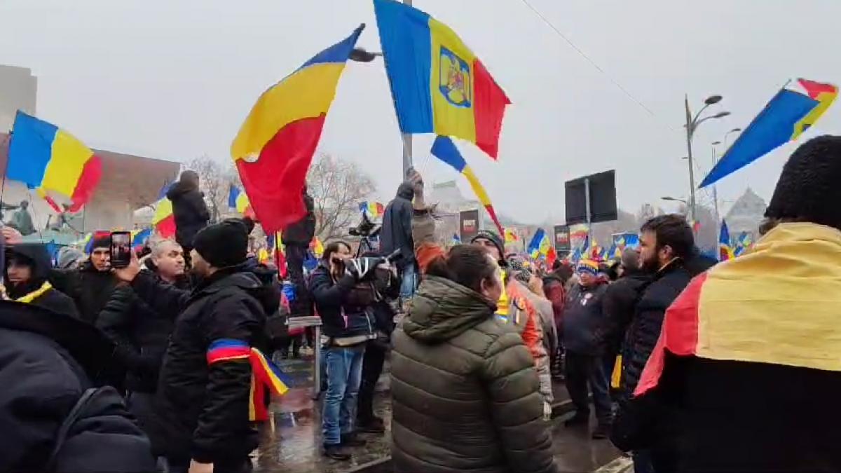 Protestatarii chemati de Calin Georgescu si AUR au blocat traficul la Universitate in centrul Bucurestiului