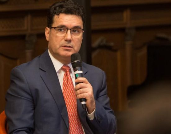 Rectorul SNSPA critica sondajele ce l favorizeaza pe Simion