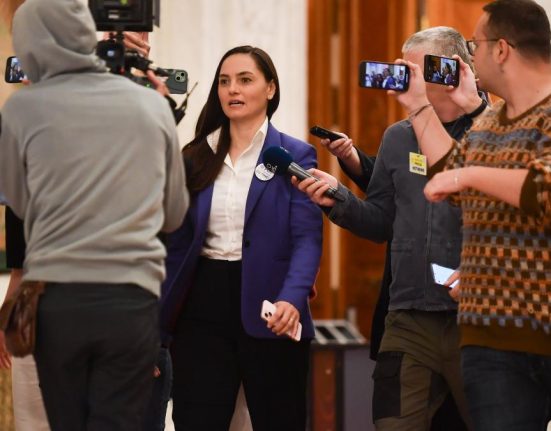 Surse Anamaria Gavrila a apelat 112 pentru evacuarea jurnalistilor din fata biroului din Parlament
