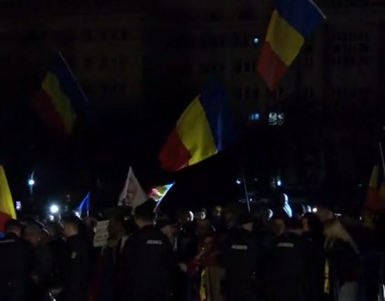 Sustinatorii lui Georgescu protesteaza la CCR Jandarmeria intervine