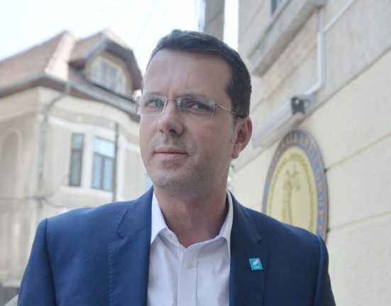 USR il acuza pe George Simion ca a facut o lege special pentru cumatrul sau regele artificiilor