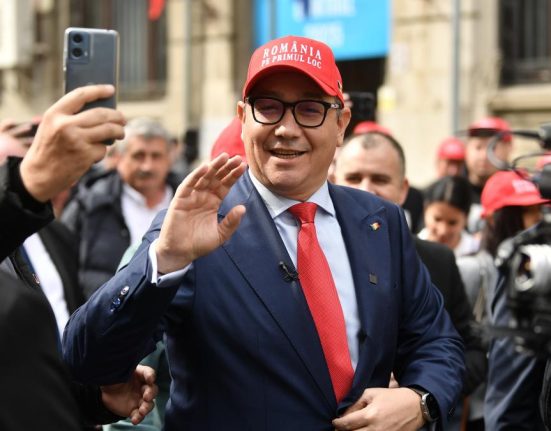 Victor Ponta candidat prezidential 2025 functii avere CV controverse familie