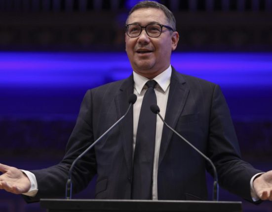 Victor Ponta renunta la cetatenia sarba inaintea sedintei CCR