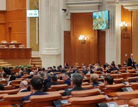 Circ in Parlament Sefa POT tipa la Predoiu Ministrul de Interne Provocati curenti de aer sub forma de cuvinte