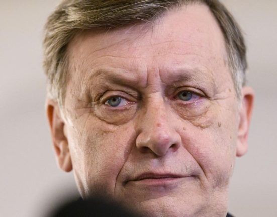 Crin Antonescu a cerut o lege pentru eliminarea pensiilor speciale ale magistratilor