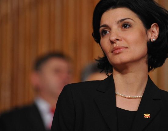 Lavinia Sandru Romanii muncesc 10 12 ore zilnic pentru cateva mii de lei iar statul pierde miliarde pentru ai proteja pe speciali