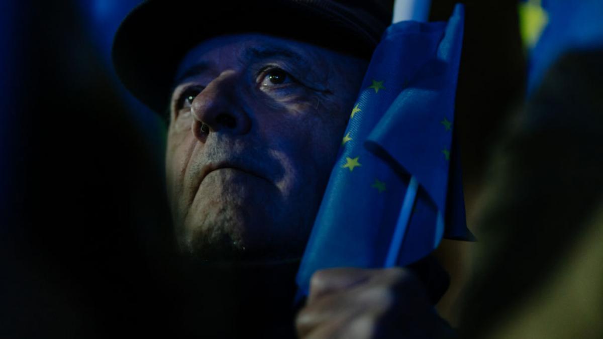 Manipularea online si polarizarea politica BBC analizeaza criza electorala din Romania