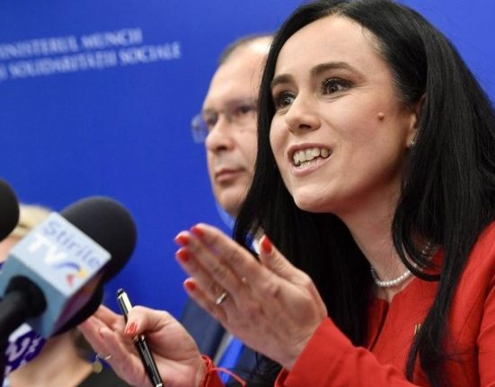 Ministra Muncii chemata in Parlament pentru abuzuri