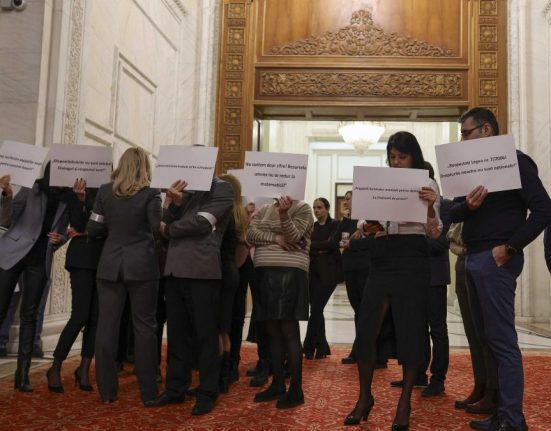 O parte din angajatii Senatului vor sa demisioneze deoarece sunt obligati sa vina la serviciu
