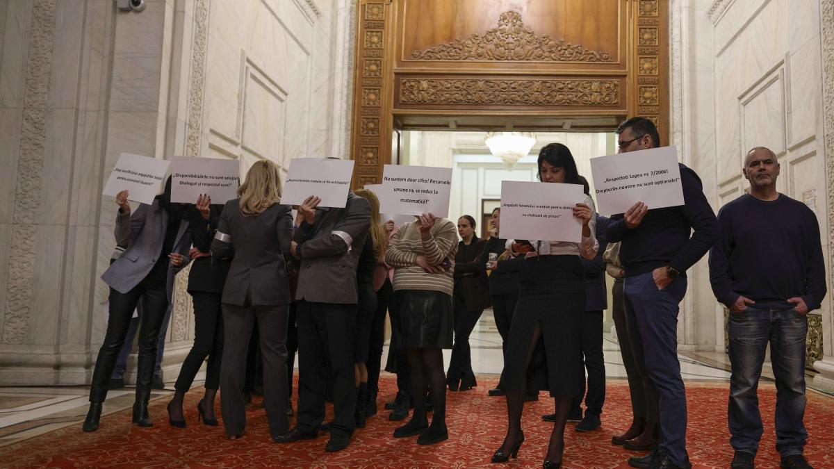 O parte din angajatii Senatului vor sa demisioneze deoarece sunt obligati sa vina la serviciu