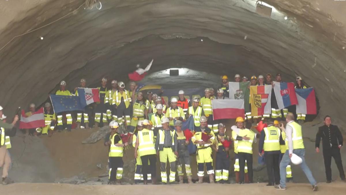 Primul tunel rutier forat din Romania a fost finalizat Cand va fi deschis Tunelul Momaia pe A1
