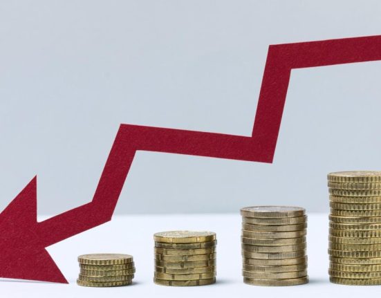 Bloomberg Leul romanesc sa prabusit Dupa socul Simion Romania pierde fonduri