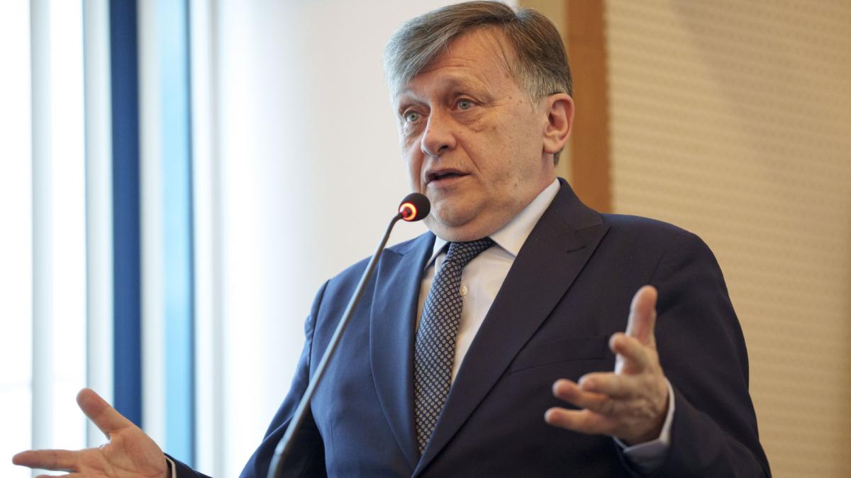 Crin Antonescu a votat cu fiica si sotia Prezenta masiva e cruciala pentru legitimitatea alegerilor
