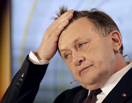 Crin Antonescu ar reduce salariile demnitarilor in criza economica Exclud cresterea taxelor