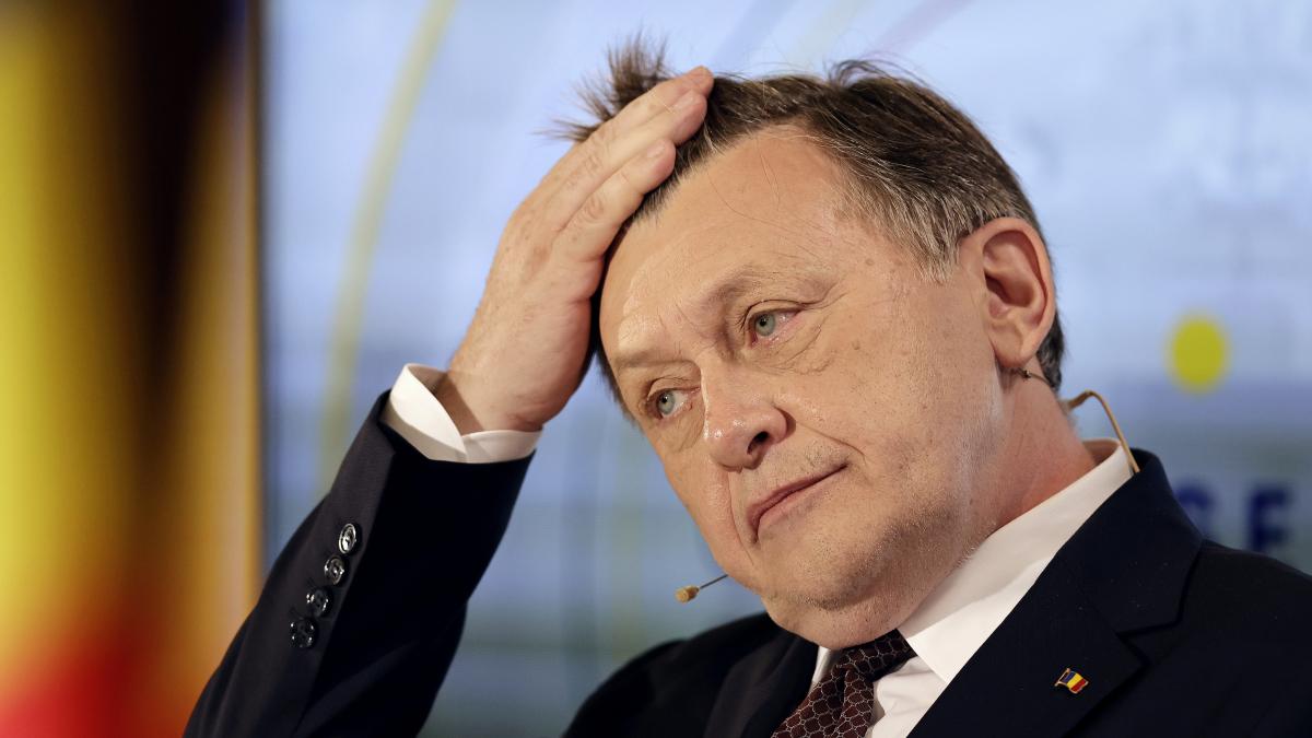 Crin Antonescu ar reduce salariile demnitarilor in criza economica Exclud cresterea