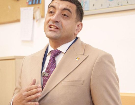 Fanii lui George Simion filmeaza votul si transmit ilegal pe TikTok
