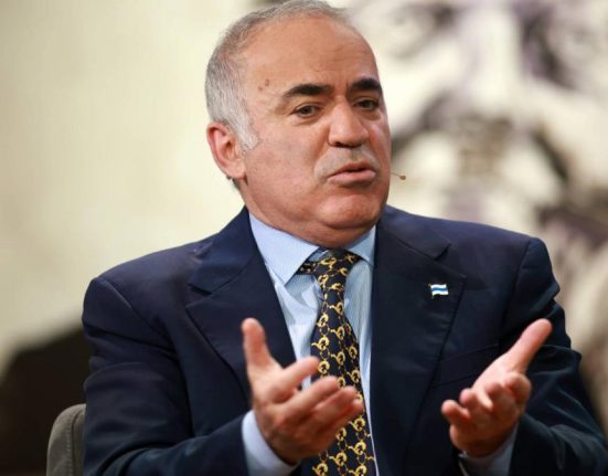 Garry Kasparov face apel la vot decizia e a ta