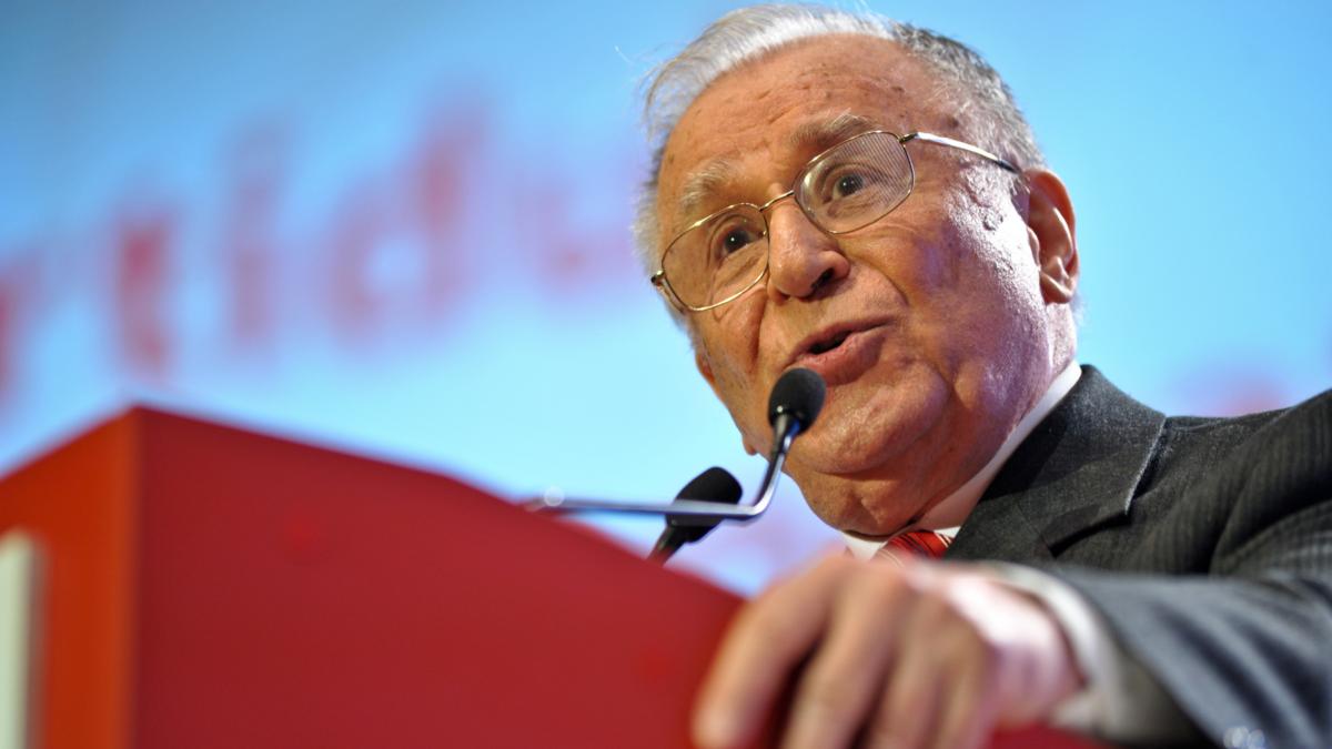 Ion Iliescu a transmis un mesaj angajatilor SPP Oameni dedicati integri echilibrati si discreti