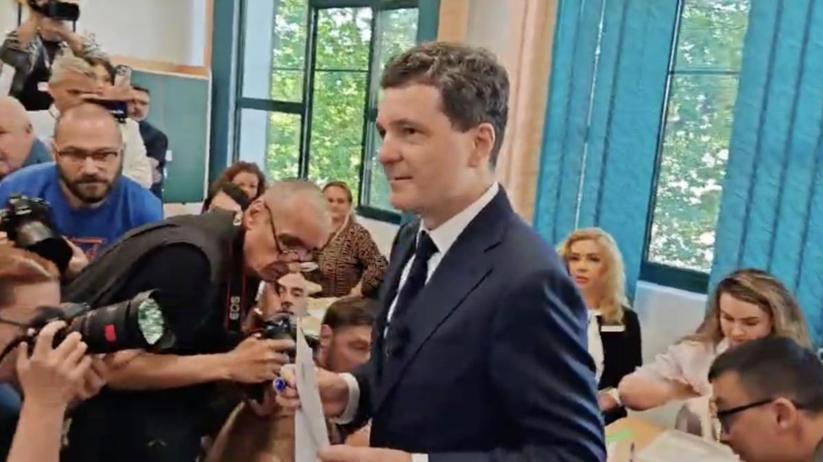 Nicusor Dan la vot Am votat pentru oamenii tacuti si cinstiti neglijati pana acum